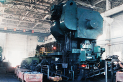 3月24日，世界第一臺(tái)德國奧姆卡4000噸熱模鍛生產(chǎn)線在山推總廠熱模鍛車間安裝調(diào)試。