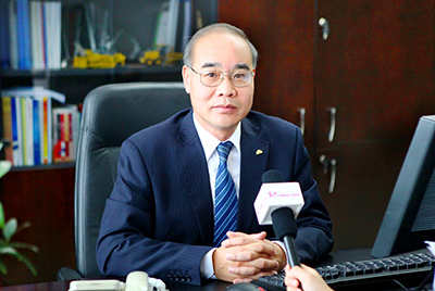 張秀文董事長(zhǎng)在接受中國山東網(wǎng)專題采訪時(shí)，就公司踐行“厚道魯商”倡樹行動(dòng)進(jìn)行回答，介紹了山推把“仁義、誠信、厚道”的文化精髓融入到生產(chǎn)經(jīng)營的全過程的典型做法和“誠敬做產(chǎn)品，誠信做企業(yè)”的經(jīng)營理念，在工程機(jī)械行業(yè)樹立起了“厚德堅(jiān)韌”的山東國企形象