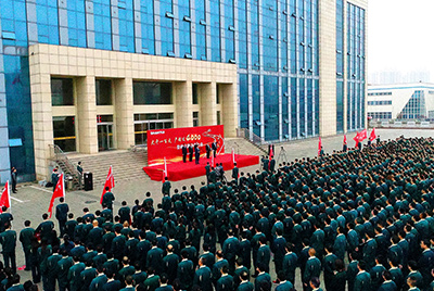 山推股份公司“大干一百天 產(chǎn)銷過4000”勞動(dòng)競(jìng)賽在公司總部大樓前隆重召開