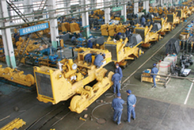 山推牌TY320C推土機(jī)在裝配分廠試驗(yàn)車間順利下線，標(biāo)志著“山推”系列推土機(jī)在技術(shù)性能和結(jié)構(gòu)造型水平上又上了一個(gè)新的臺(tái)階。