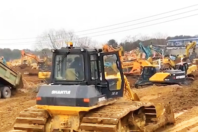 1月23日夜間，山推設(shè)備開足馬力，與時(shí)間賽跑，全速開啟“武漢版小湯山”醫(yī)院的建設(shè)。